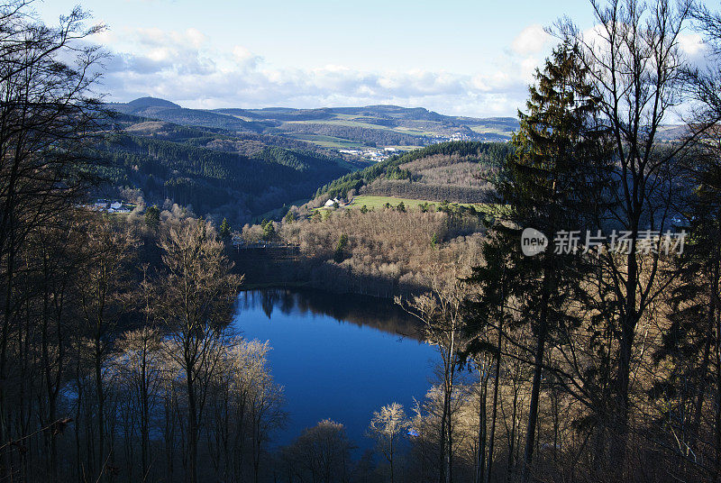 火山湖Gemündener Maar在艾菲尔自然保护区在德国